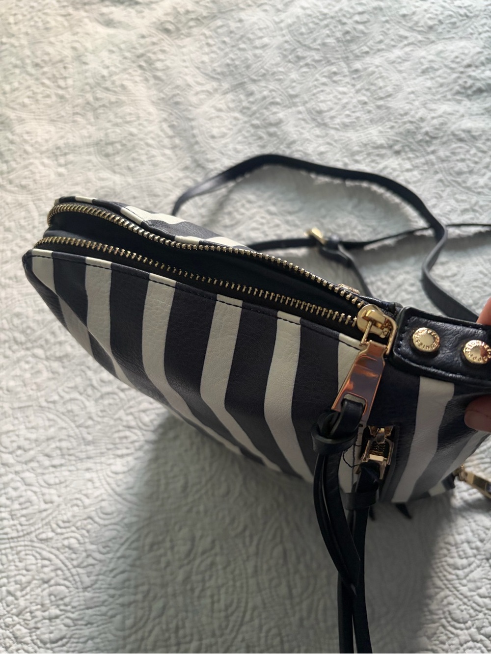 Poppy & Peonies Everday Crossbody in Navy and White Striped with Gold Hardware - Picture 5 of 10